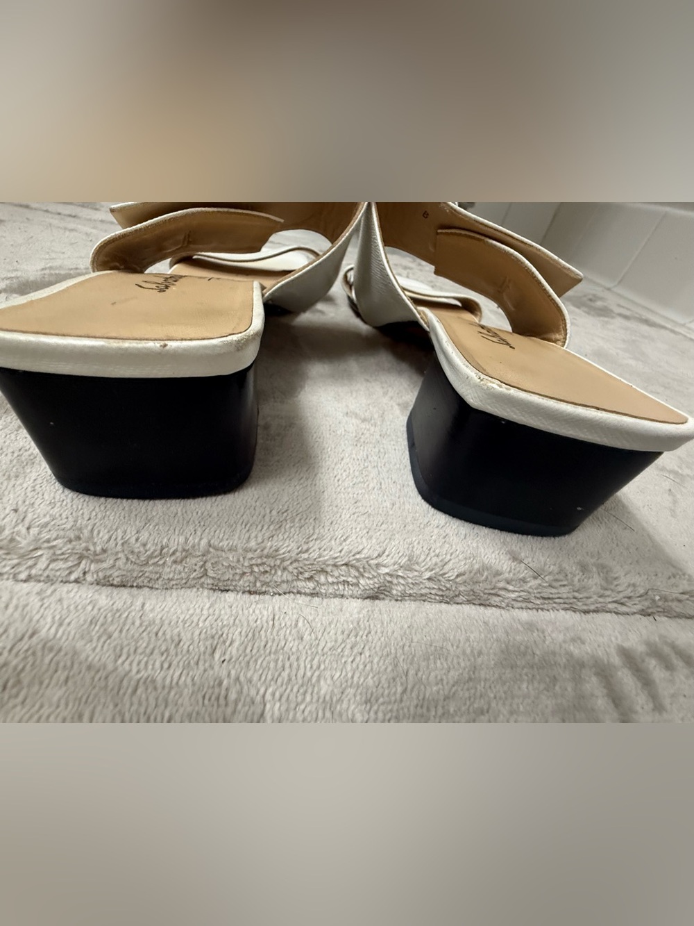 Salvatore Ferragamo White Leather Slide Sandals with Gold Gancini. - Picture 4 of 5